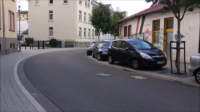 Un motard passe à toute vitesse en pleine ville