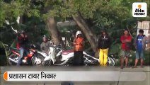 4 साल से 13 फीट लंबे मगरमच्छ के गले में टायर फंसा है, निकालने वाले को इनाम देने का ऐलान