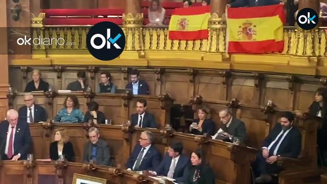 Banderas de España en el Palau de la Generalitat frente a Ada Colau