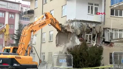 Elazığ sürsürü'de hasarlı bir bina böyle yıkıldı