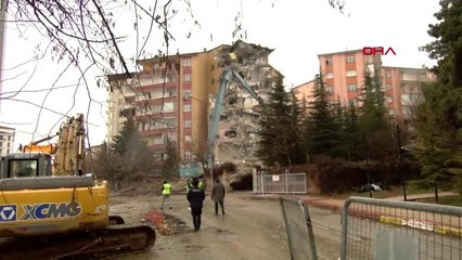 Elazığ depremde hasar gören 48 daireli sitede yıkım çalışması