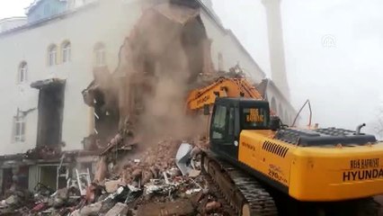 Sivrice Merkez Camisi'nin yıkımına başlandı (1)