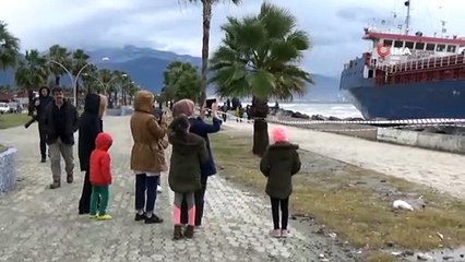 Hatay’da karaya vuran gemi vatandaşların ilgi odağı oldu