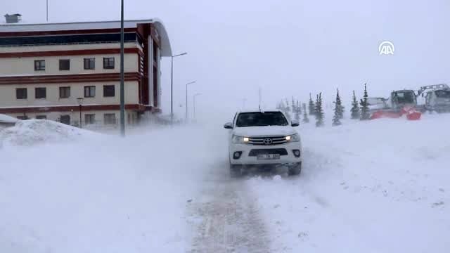 Yıldız Dağı Kayak Merkezi'nde kar kalınlığı 1,5 metreye ulaştı