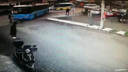 Yolun karşısına geçmeye çalışan kadına otobüs böyle çarptı