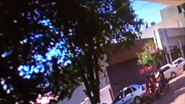 Câmera mostra ladrões que furtaram Yamaha Jog, no Centro de Cascavel