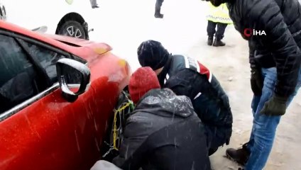 Jandarma Yolda Kalan Araçlara Zincir Taktı