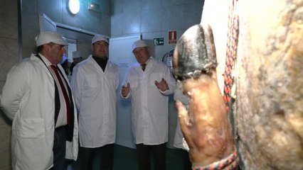 Moreno visita la empresa Montesierra en Jabugo (Huelva)