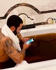 Lorsqu'une célébrité prend son bain en mettant de la sauce dans l'eau