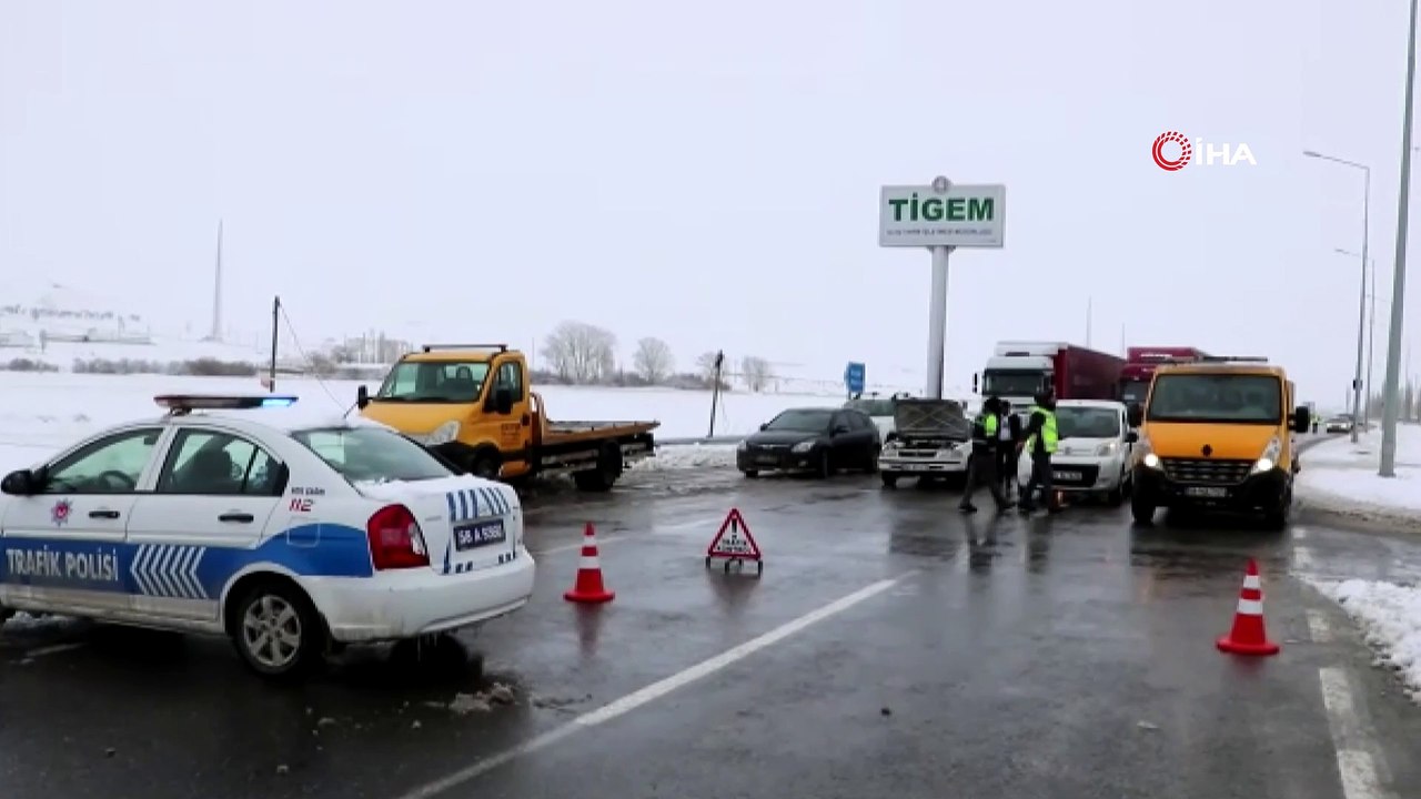 Sivas-Malatya karayolu kar ve tipi nedeniyle ulaşıma kapandı