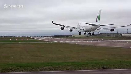 Tải video: Plane evacuating 83 British citizens from Wuhan lands in Oxfordshire