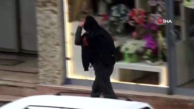 Diyarbakır’da aniden bastıran dolu, sokakları beyaza bürüdü