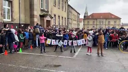 Les élèves de l'école du Centre de Forbach accueillent le champion Loris Frasca  au son de "I will survive"