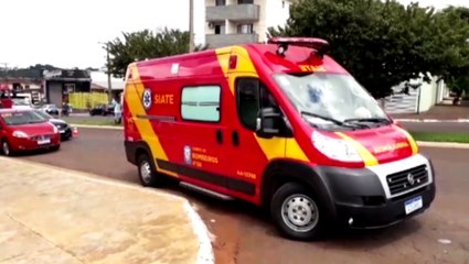 Strada capota ao colidir contra Jetta, na Avenida Rocha Pombo