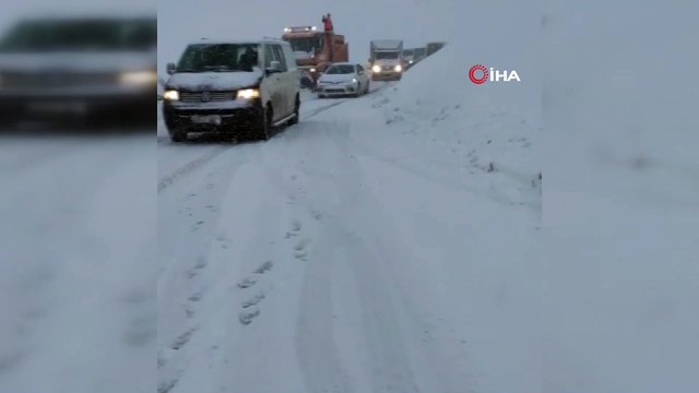 Yüksekova-Şemdinli karayolunda 30 araç yoğun kar yağışı nedeniyle mahsur kaldı