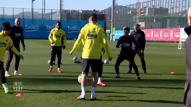 El FC Barcelona acude a entrenar