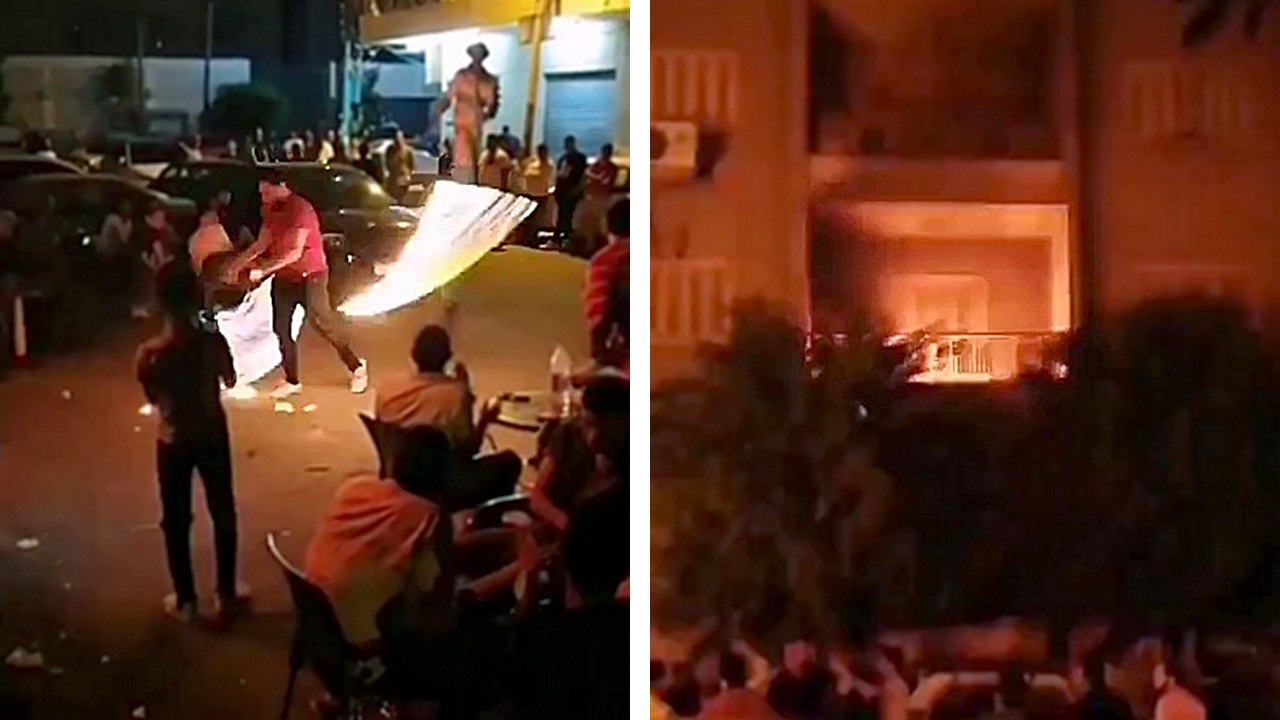 Un artiste de rue lance son balcon de feu sur un balcon