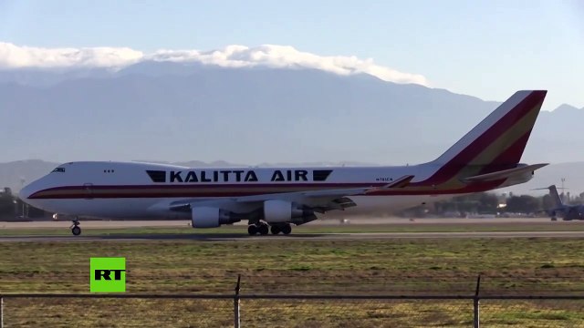 Avion con 201 pasajeros estadounidenses evacuados de la ciudad china de Wuhan, que es el epicentro del coronavirus, llega a EE.UU