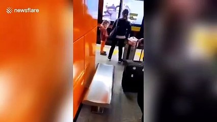 Tải video: Commuters wear plastic bottles on heads at Chinese train station amid coronavirus outbreak