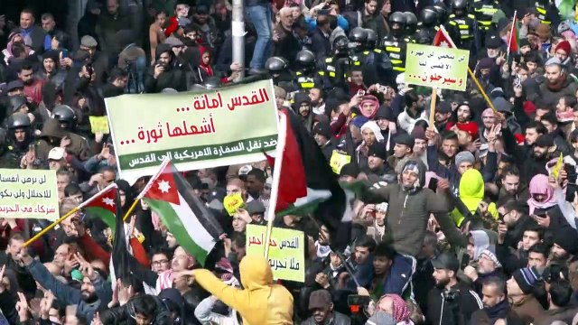 آلاف الأردنيين يتظاهرون في عمان رفضا لخطة ترامب ويحرقون علم إسرائيل