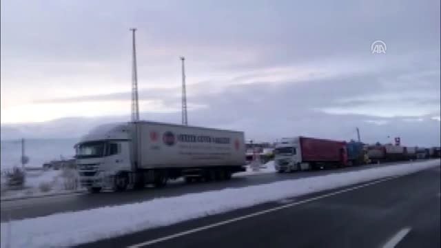 Sivas-Malatya kara yolu yoğun kar yağışı nedeniyle ulaşıma kapandı