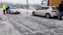 Gürün-Sivas karayolu yoğun kar yağışı ve tipi nedeniyle ulaşıma kapandı