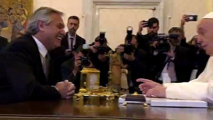 El papa habla con el presidente argentino de deuda y pobreza