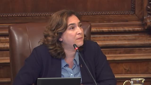 Colau expulsa a un hombre que portaba la bandera de España por interrumpir el Pleno del Ayuntamiento de Barcelona