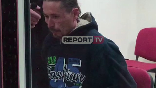 Më flokët e gjata dhe i heshtur! Burg të sëmurit mendor që vrau me sëpatë shitësin e bananeve