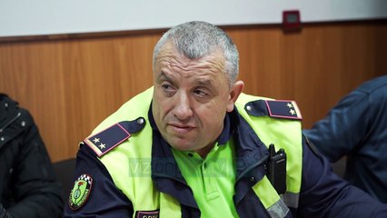 Rrugët pa sinjalistikë në Peqin/ Shefi i rrugores fshikullon bashkinë - Vizion Plus