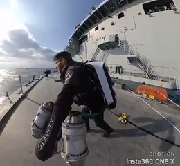 Ce soldat vole comme Iron Man entre 2 bateaux !