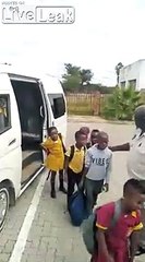 58 enfants rentrent dans cette voiture Van en Afrique !