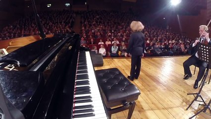 8 ans, il joue du Mozart parfaitement à l'Opéra avec un orchestre !