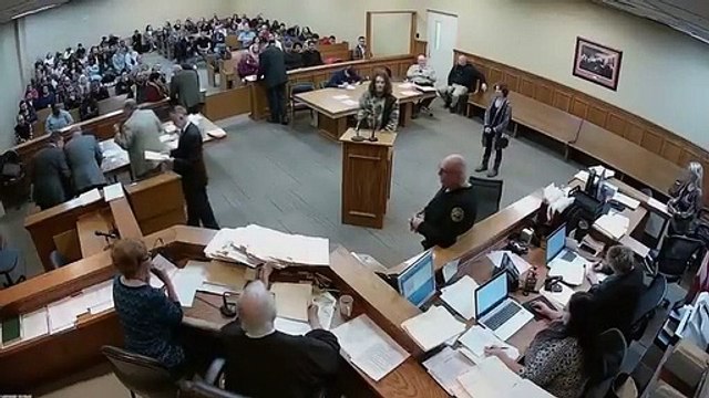 Il s'allume un joint en plein procès devant le juge !