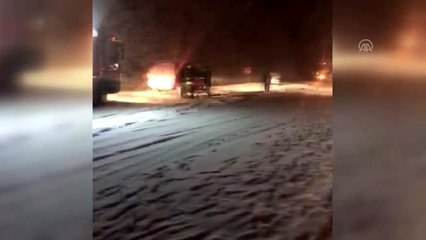 Kara saplanan yolcu otobüsü, kara yolunu bir süreliğine ulaşıma kapattı