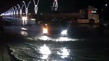 Silopi’de sağanak yağış sonrası caddeler göle döndü