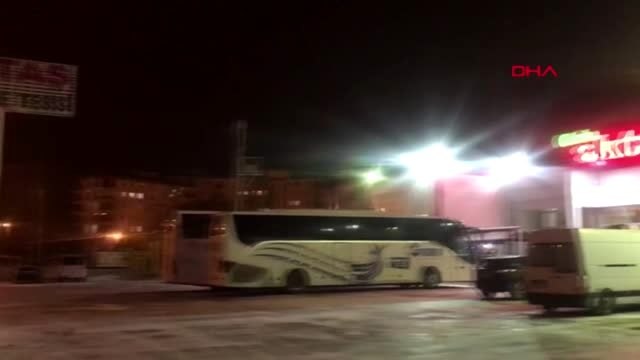 Sivas'ta kar ve tipi nedeniyle 70 araç yolda kaldı