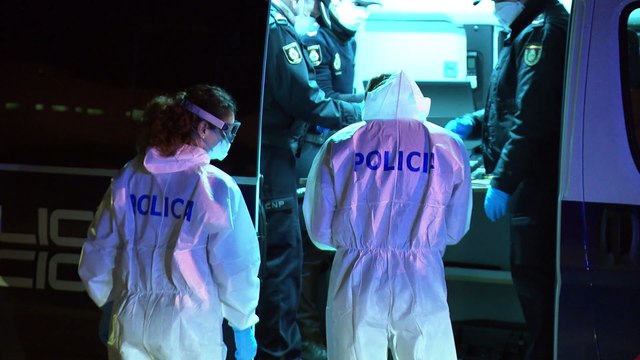 Españoles repatriados desde China por el coronavirus descienden del avión en la base de Torrejón