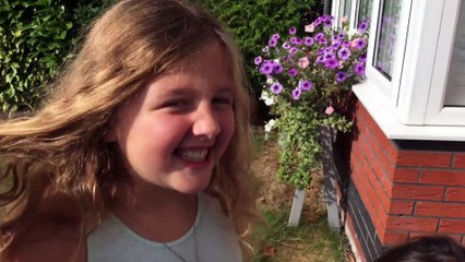 Sophia, Isabella e  Alice Lendo Cartas