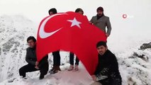 Dalgalandırdıkları Türk bayrağı ile Yunan Vekil Lagos’u kınadılar