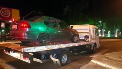 Com débitos em documentações, veículo é guinchado pela PM no Centro