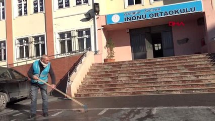 Avcılar'da hükümlüler yarıyıl tatilinde 4 katlı okulu boyadı