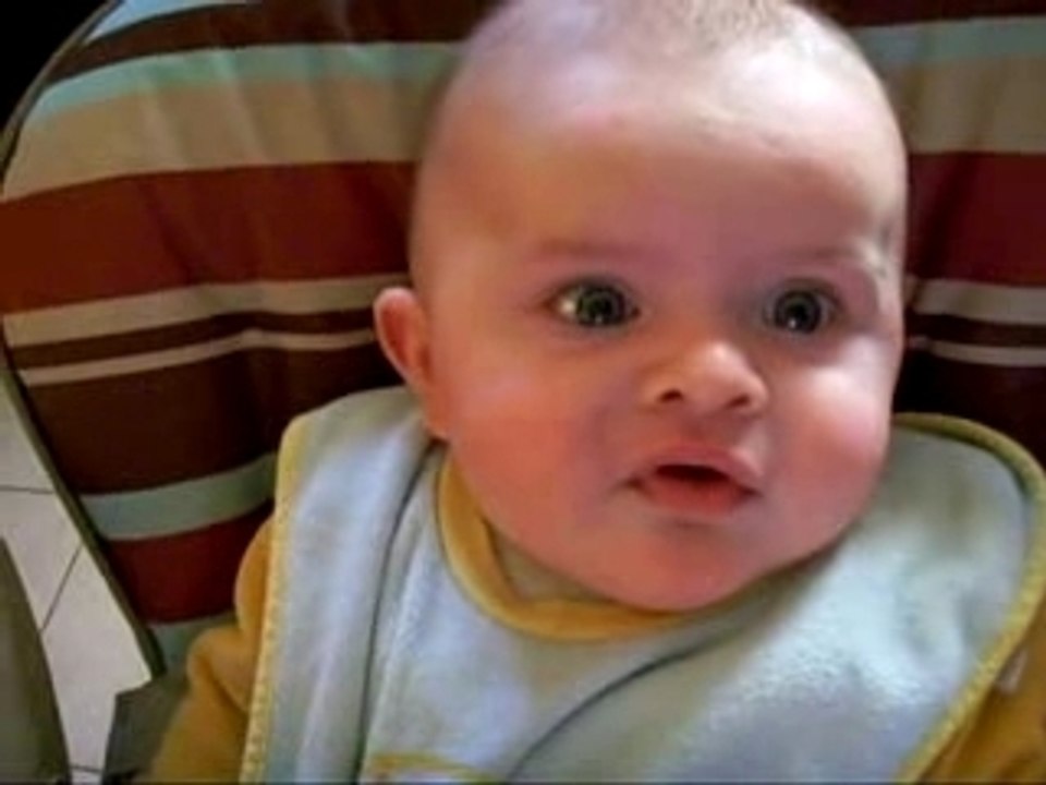 Alan dans sa chaise haute. Première.