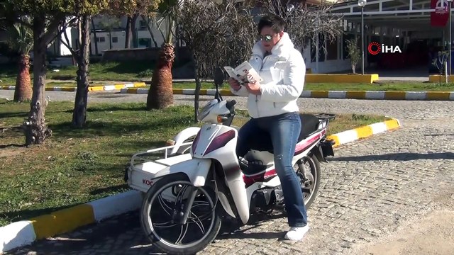 Yazar Deha Soner, yazdığı ilk kitabını ünlü şovmen Beyazıt Öztürk’e ithaf ederken, Elazığ depremzedelerini de unutmadı