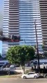 Les pompiers sauvent un homme accroché à l'immeuble en feu !