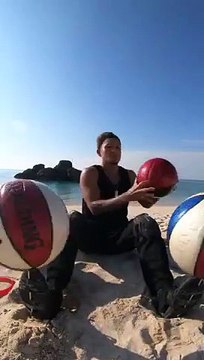 Il fait tourner 5 ballons de basket en équilibre sur lui en même temps !