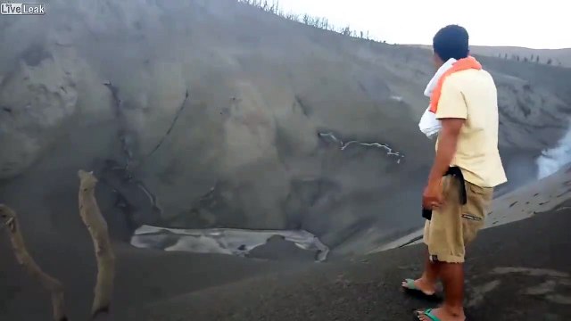 Il se balade dans le cratère d'un volcan en activité en claquettes !