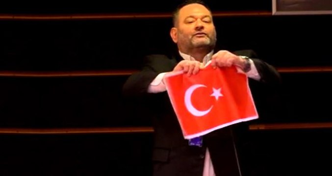 Türk bayrağı yırtan Yunan vekile Azerbaycan'dan tepki: O parmakları kırarız