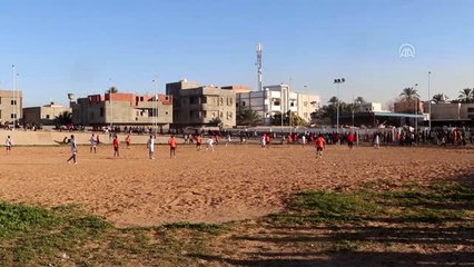 Hafter saldırılarının hedef aldığı Afrikalı göçmenler, savaşı futbolla unutuyor (1)