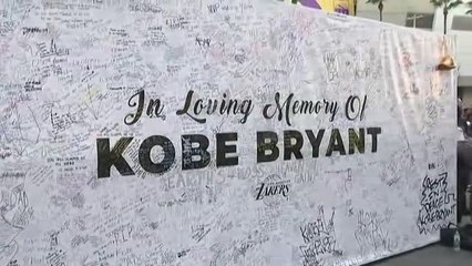 Tributo de miles de fans a Kobe Bryant en el Staples Center